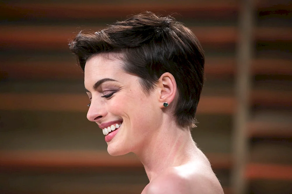 Anne Hathaway Haarschnitt kurz Pixie