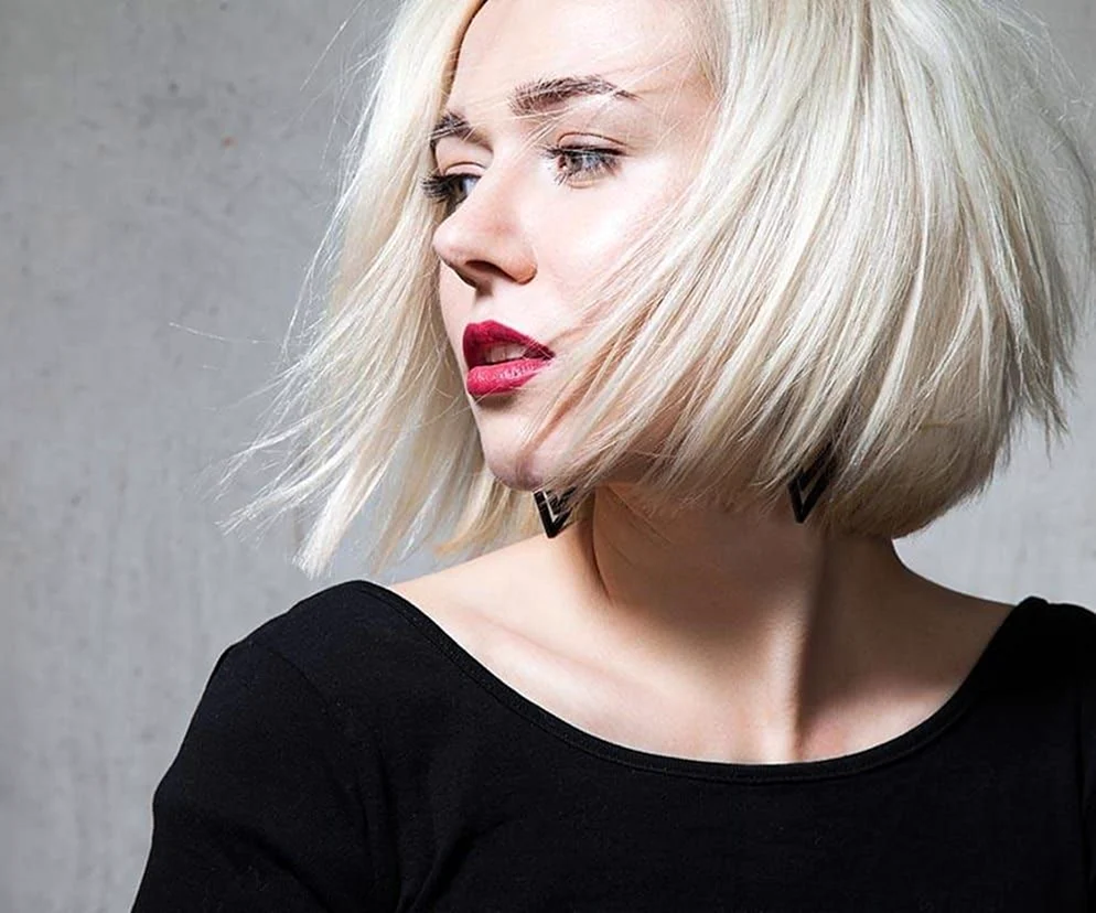 Ashley James platinblond