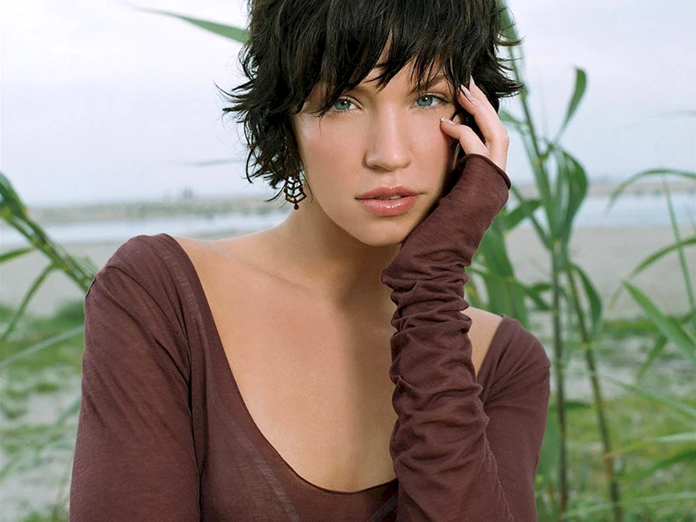 Ashley Scott mit kurzem Haarschnitt