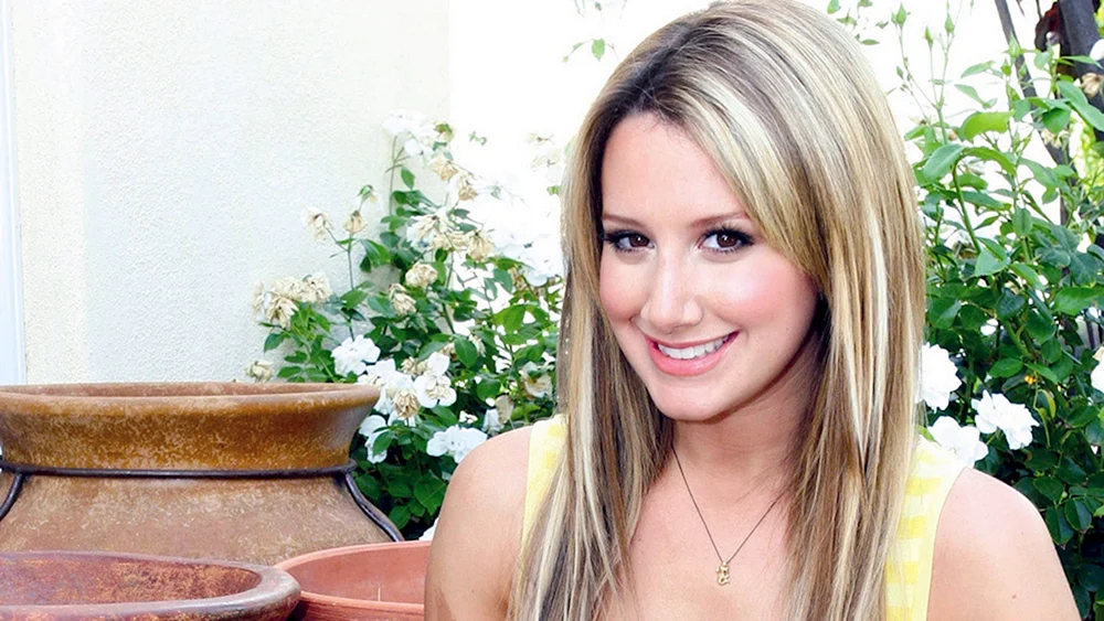 Ashley Tisdale desktop wallpaper