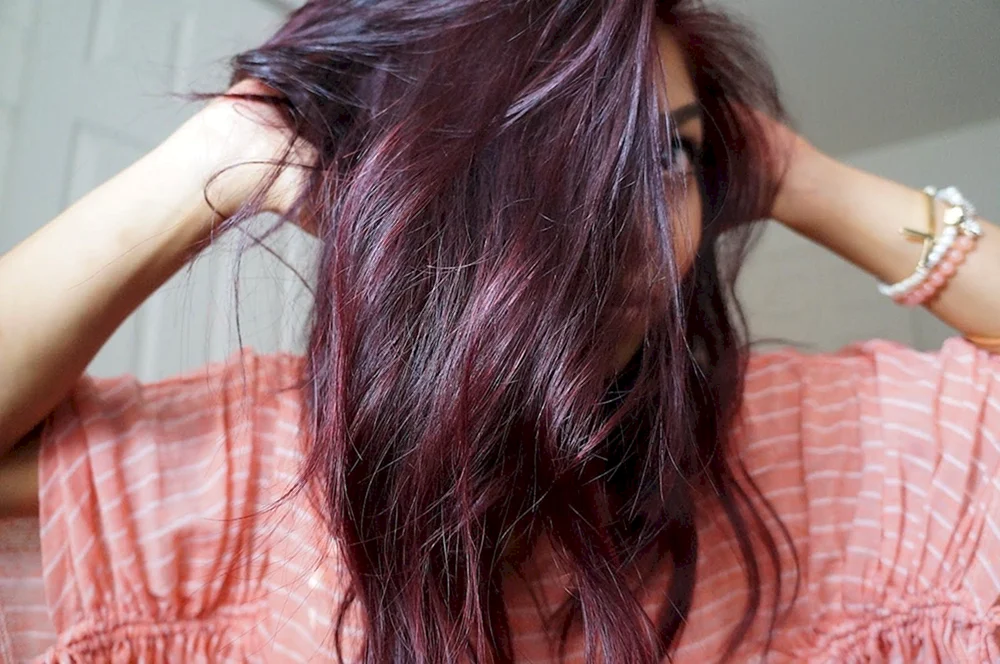 Marsala burgunderrote Haarfarbe