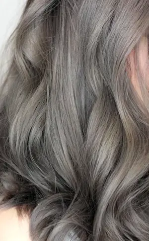 Estelle kühles Aschblond