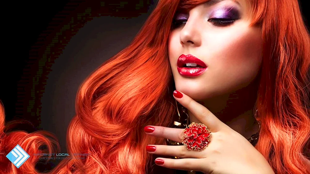 Scarlett Taylor mit roten Haaren