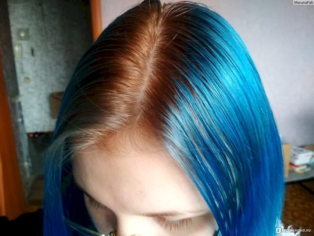 Blaues Tonikum für blondes Haar