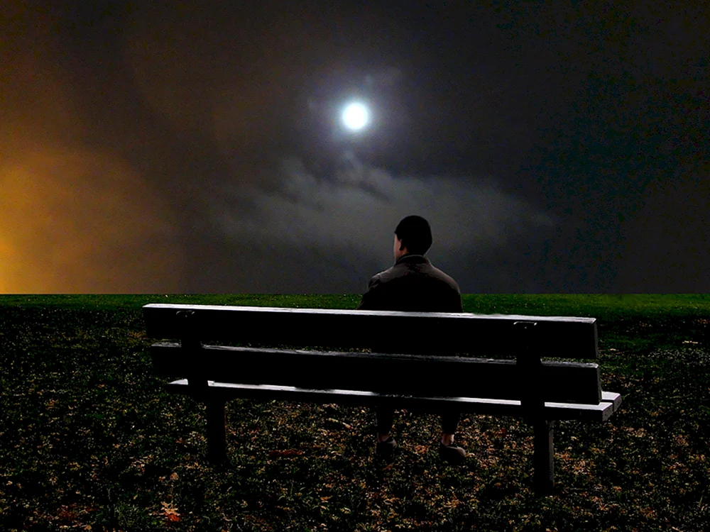 Ein einsamer Mann und der Mond
