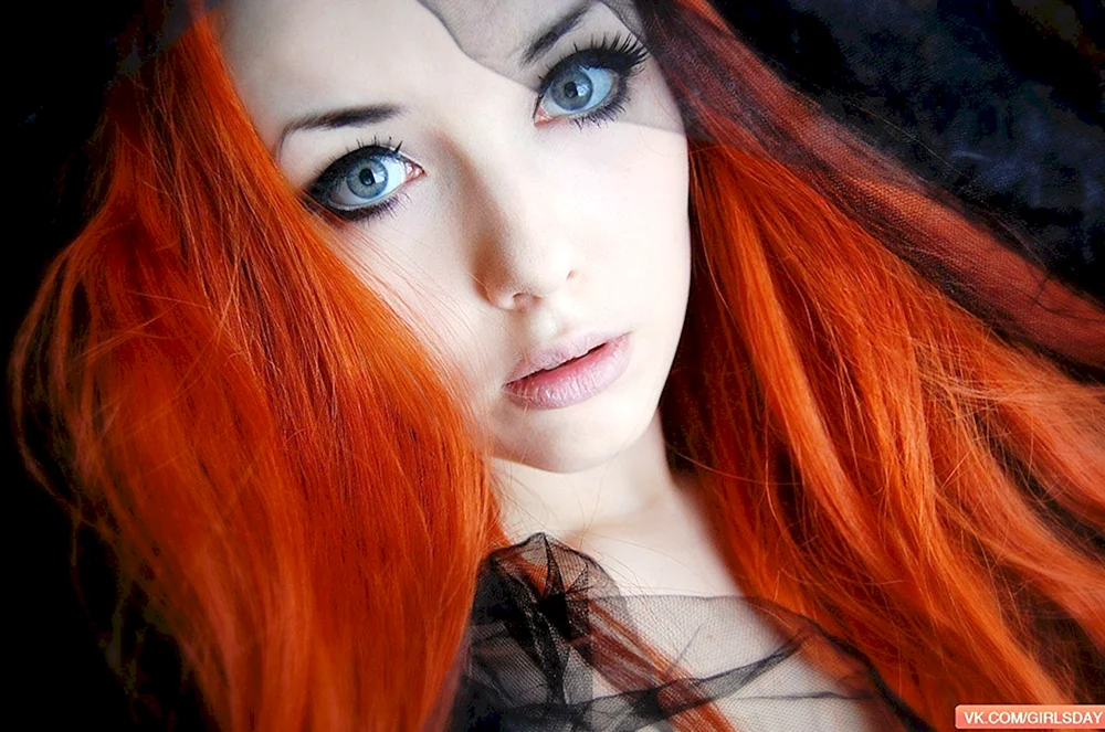 Eva Elfie rote Haare