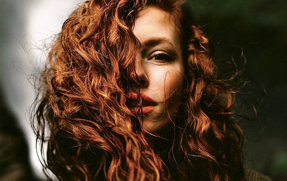 Grünes lockiges rotes Haar