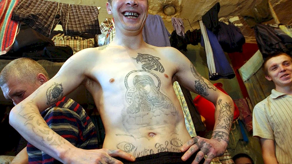 Evgeny Lukin leugnet Tattoos