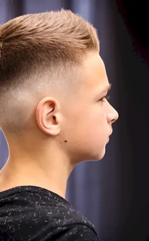 Fade Halbschachtelhaarschnitt für Jungen