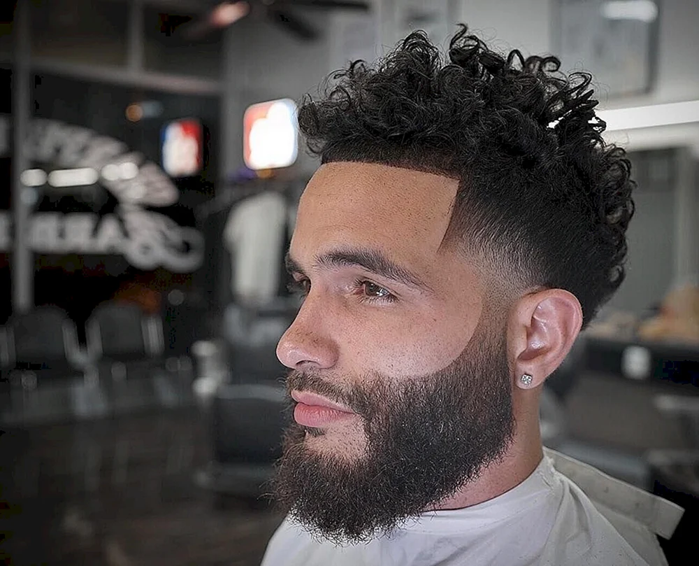 Taper Fade Haarschnitt auf Locken