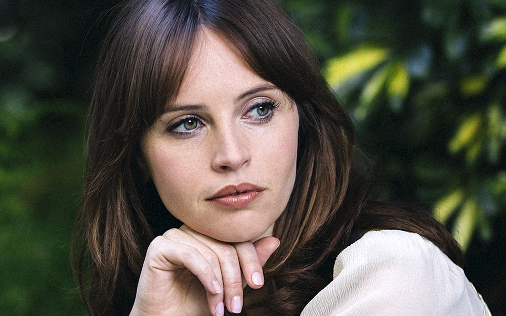 Felicity Jones Make-up