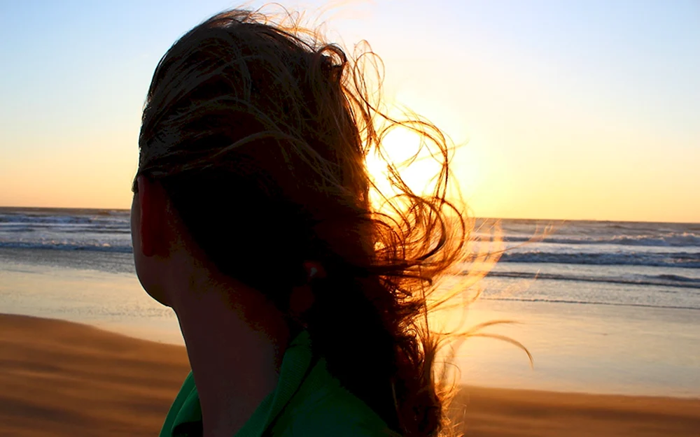 Brunette mit langen Haaren am Meer