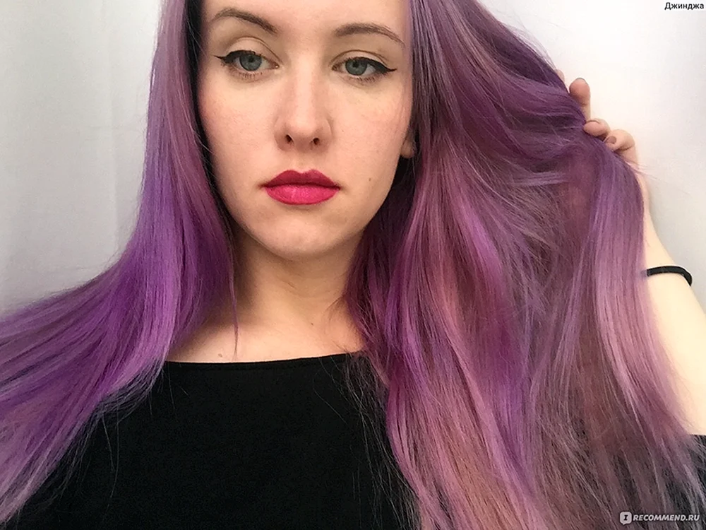 Lila Tonikum auf blondem Haar