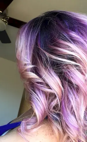 Lila Färbung auf blondem Haar