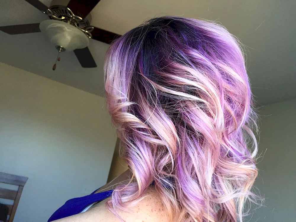 Lila Strähnchen auf blondem Haar