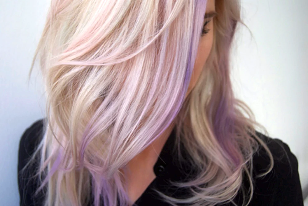 Lila Strähnen auf blondem Haar Haare