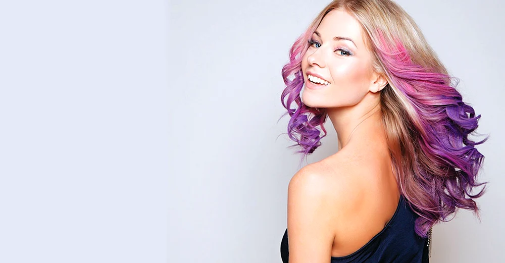 Scarlet Taylor mit roten Haaren