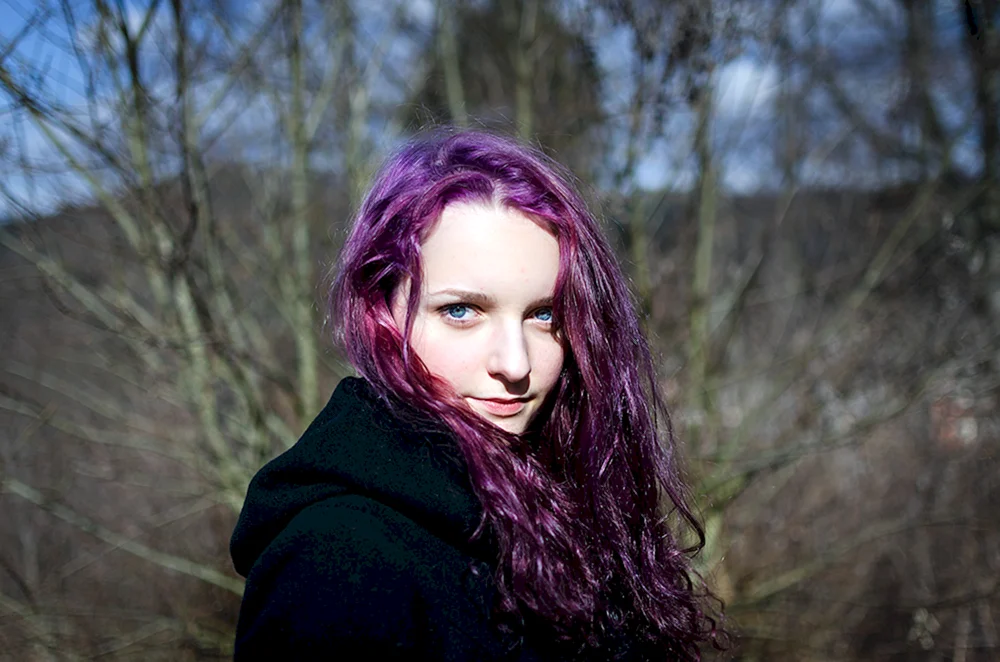 Mia Boyko mit lila Haaren