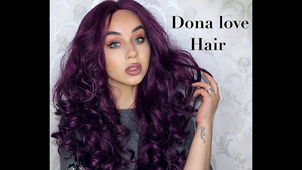 Nicole Ellers mit lila Haaren