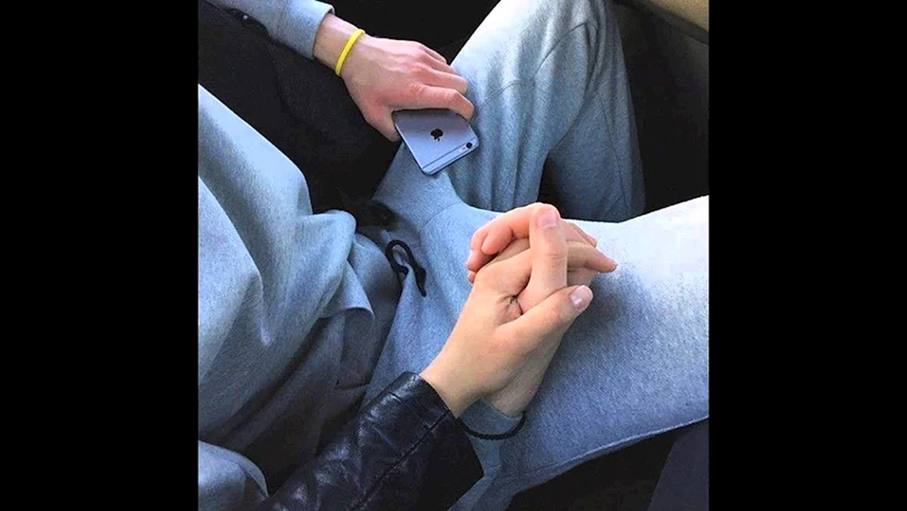 Foto von Männer- und Mädchenhänden auf den Mädchenhänden Hände
