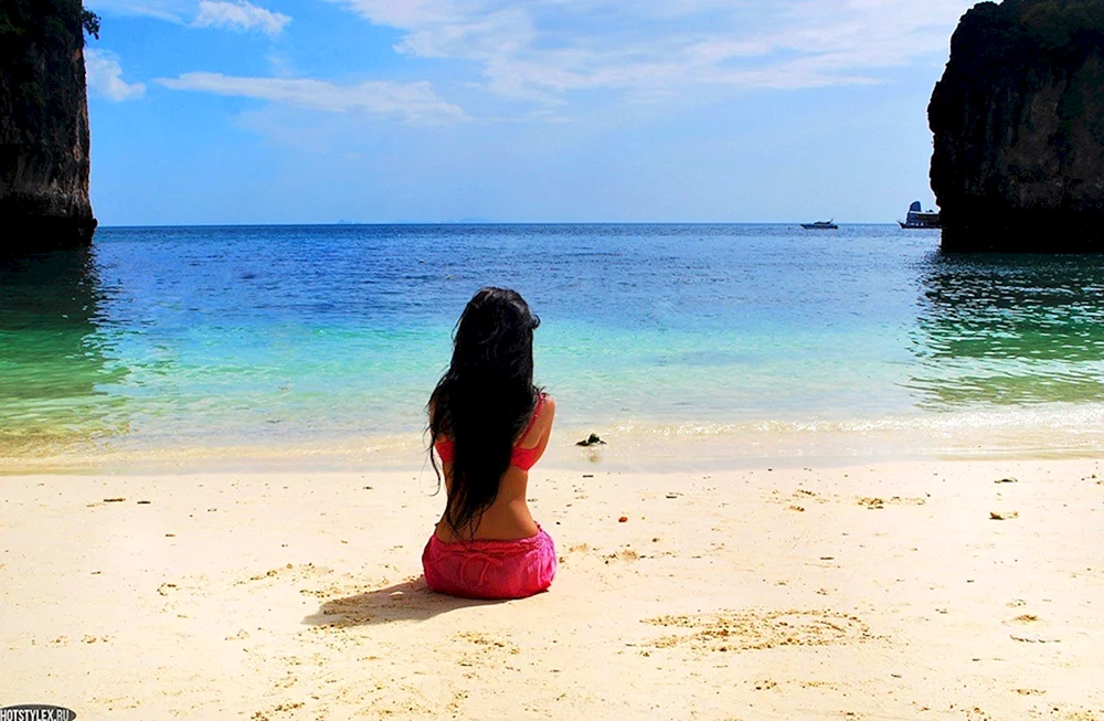 Fotos am Meer Mädchen mit langen schwarzen Haaren