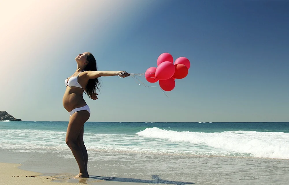 Kim Kardashian mit ihrer Tochter am Strand