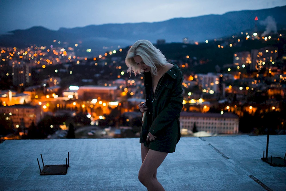 Fotoshooting auf dem Hintergrund der nächtlichen Stadt