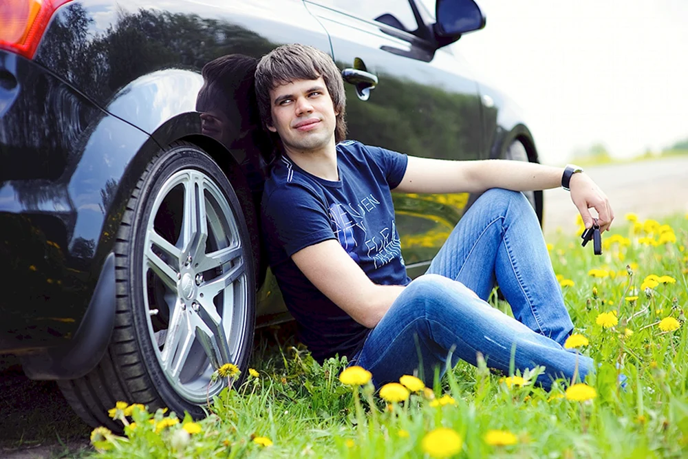 Der Mann neben dem Auto
