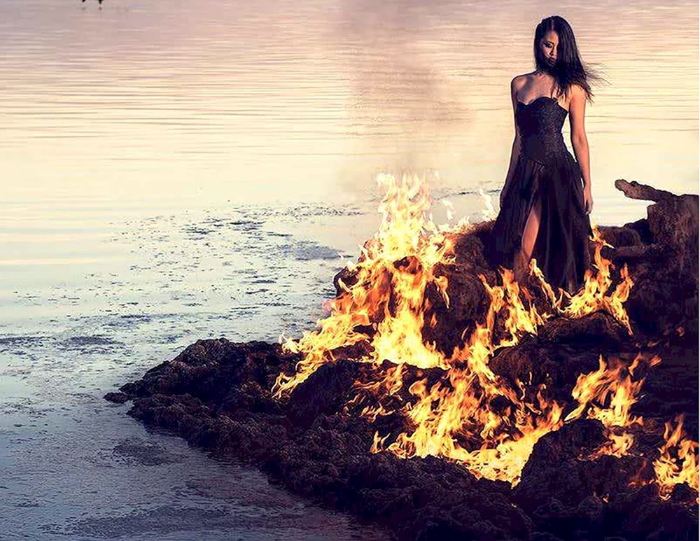 Sitzen am Feuer mit Gitarre