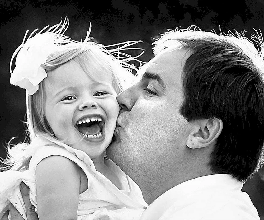 Mädchen tanzt mit Papa