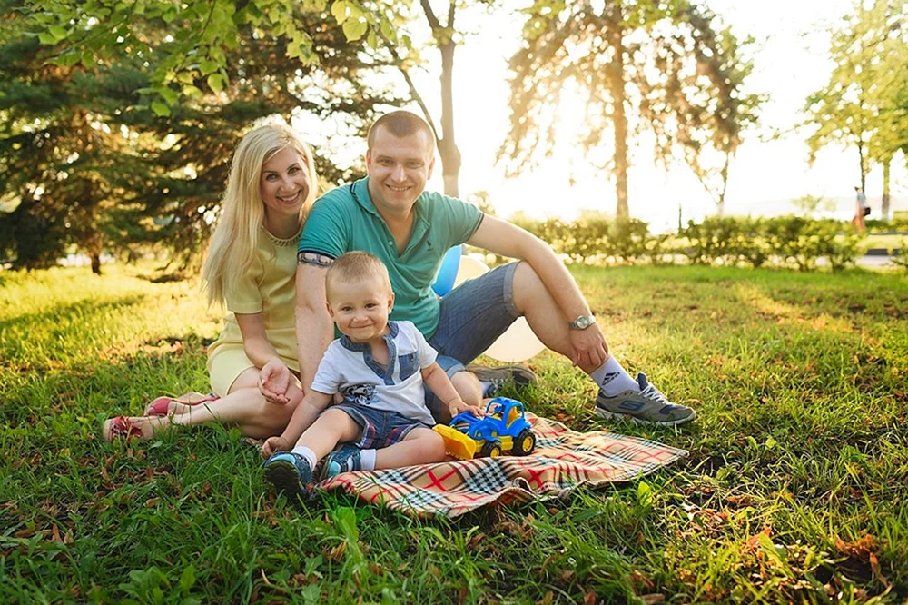 Familien-Foto-Shooting in der Natur im Sommer