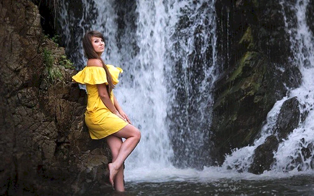 Mädchen unter dem Wasserfall