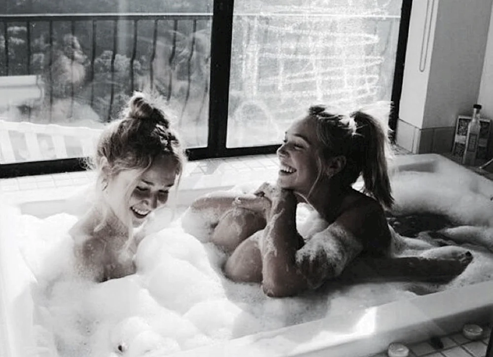 Schöne Beine in der Badewanne