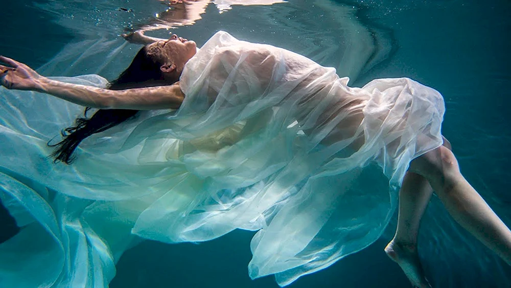Fotoshooting im Wasser im Kleid