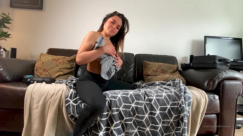 Fox brunette chick eagerly sucking and fucking