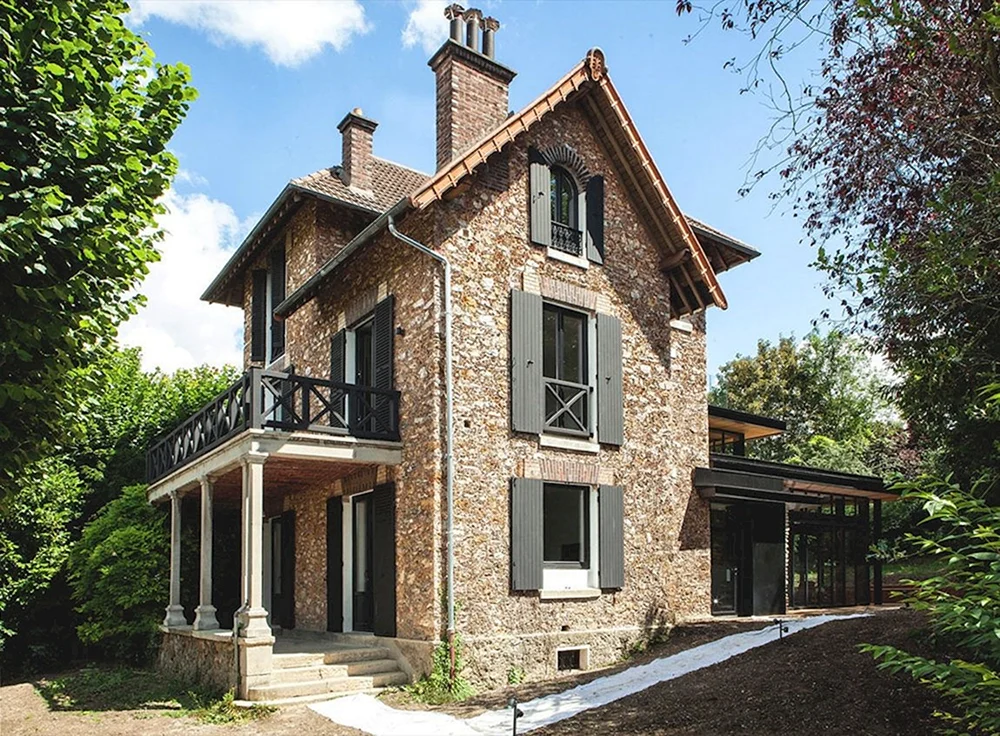 Villa im Fachwerkstil von außen