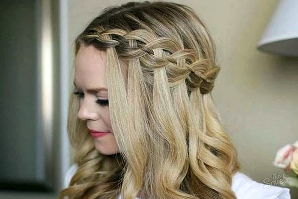 Frisur mit Locken für Mädchen
