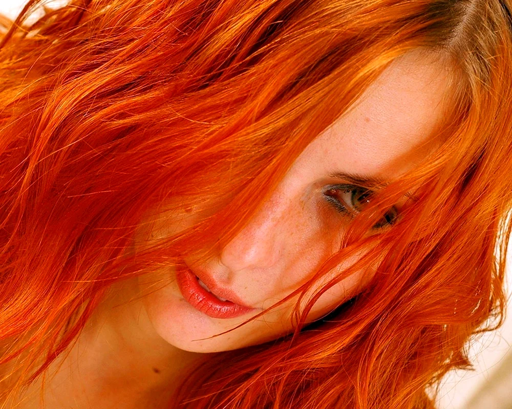 Färbe ihr Haar rot