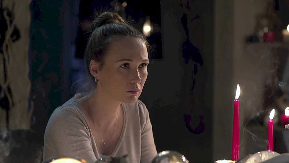 Elina Baibakova Serie Wahrsagerin