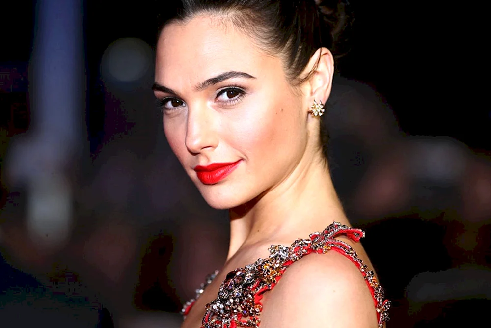 Gal Gadot im Profil