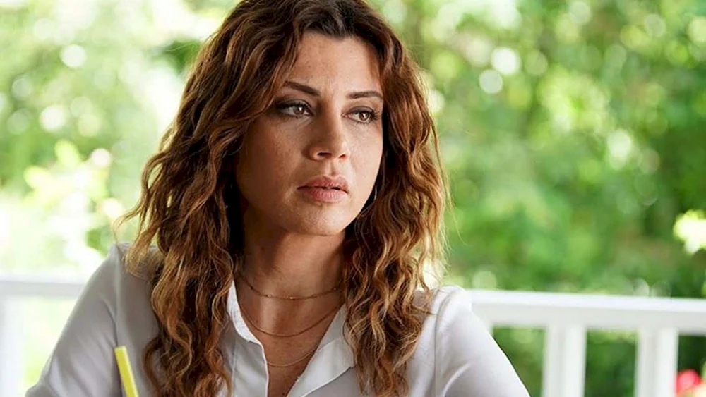 Ezgi Eyuboglu Schauspielerin