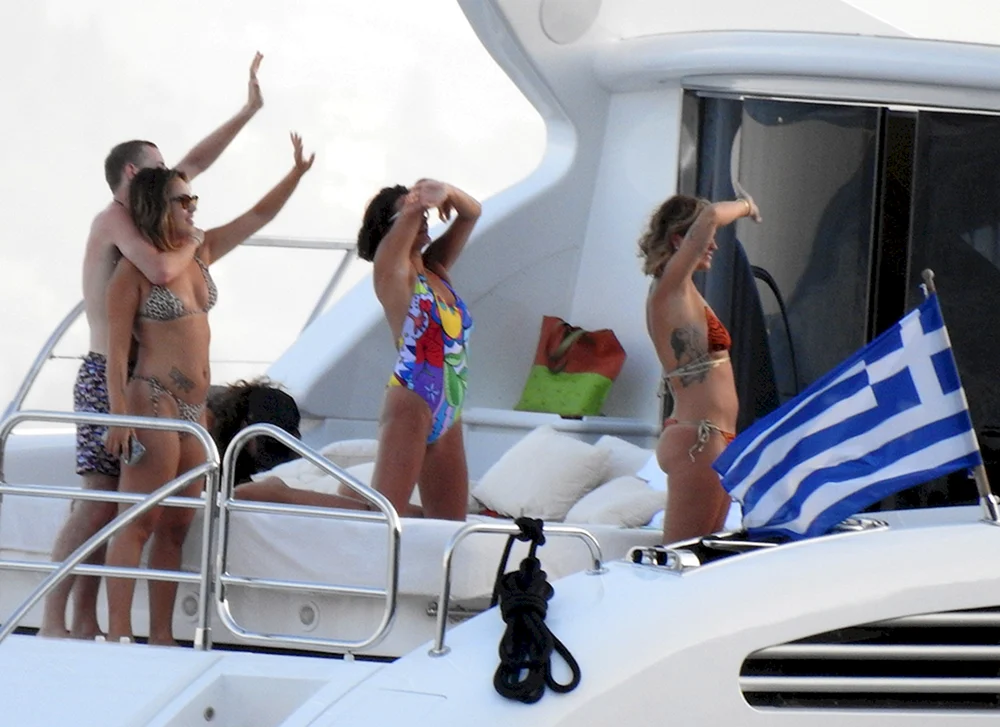 Nackte Rita Ora auf einer Jacht in der Toskana