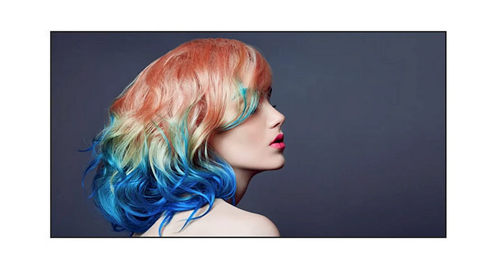 Haare mit farbigen Strähnen
