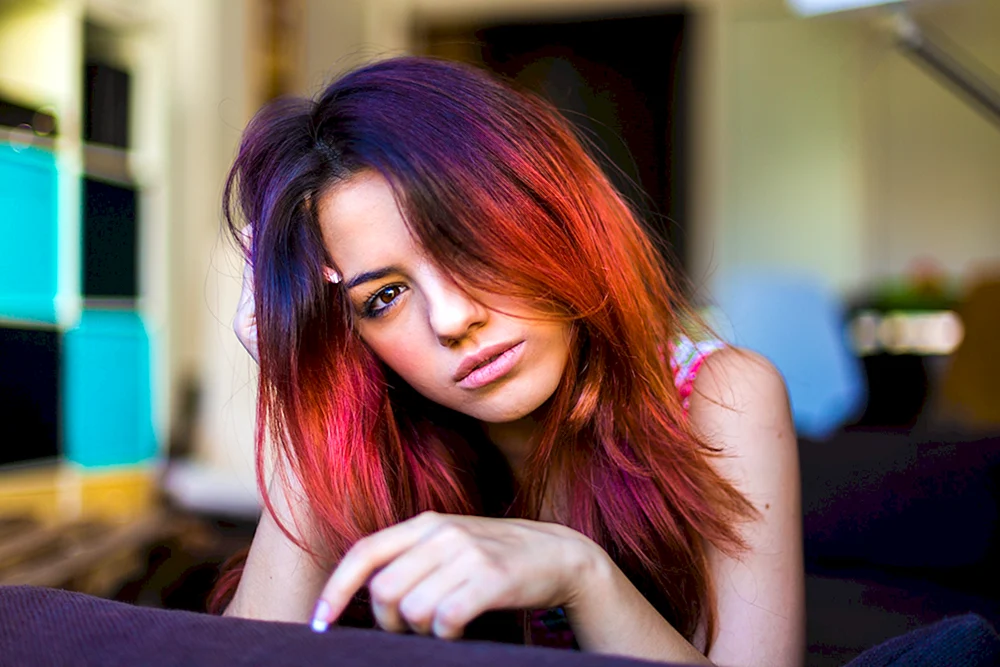 Nicole Ellers mit lila Haaren