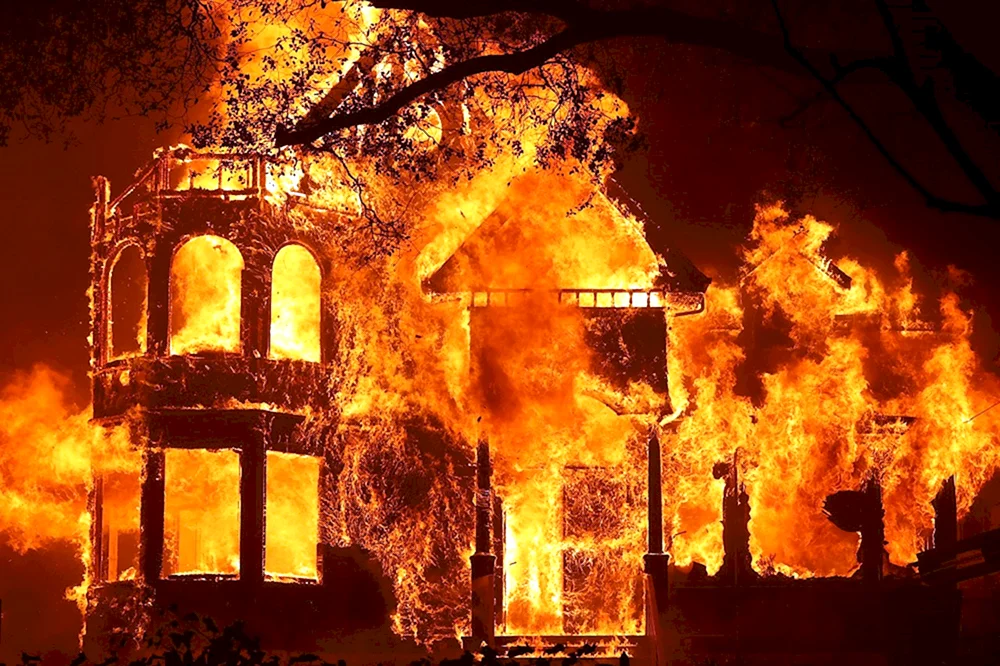 Stadt steht in Flammen