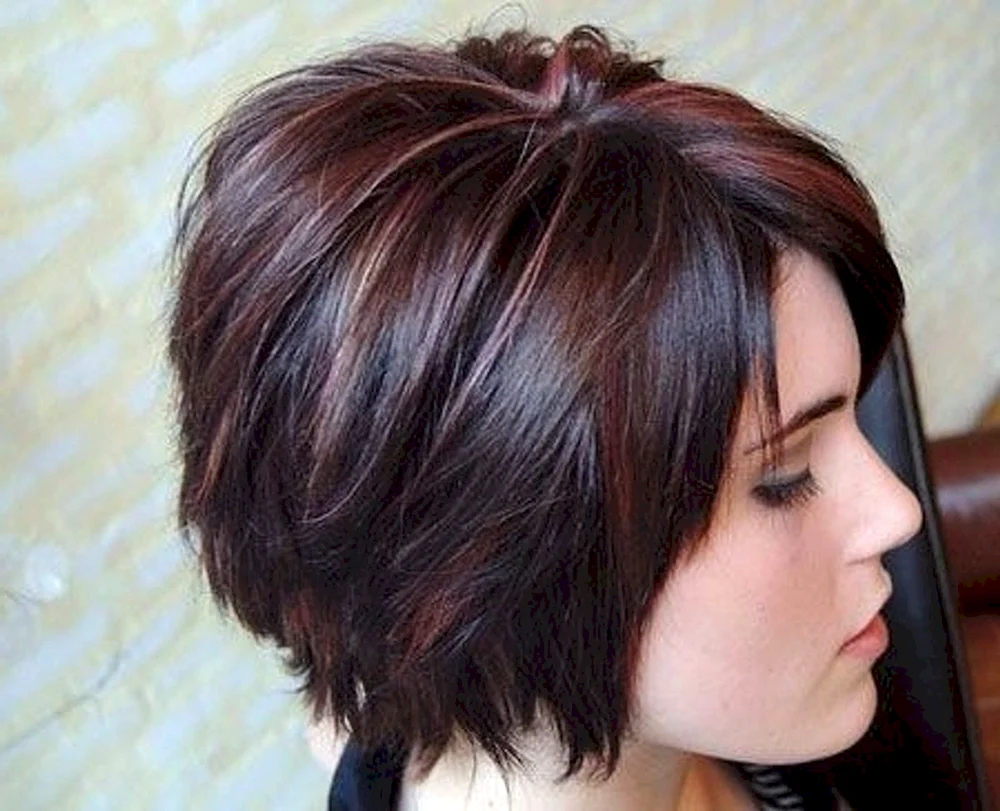 Bob- Pixie mit asymmetrischem Haarschnitt