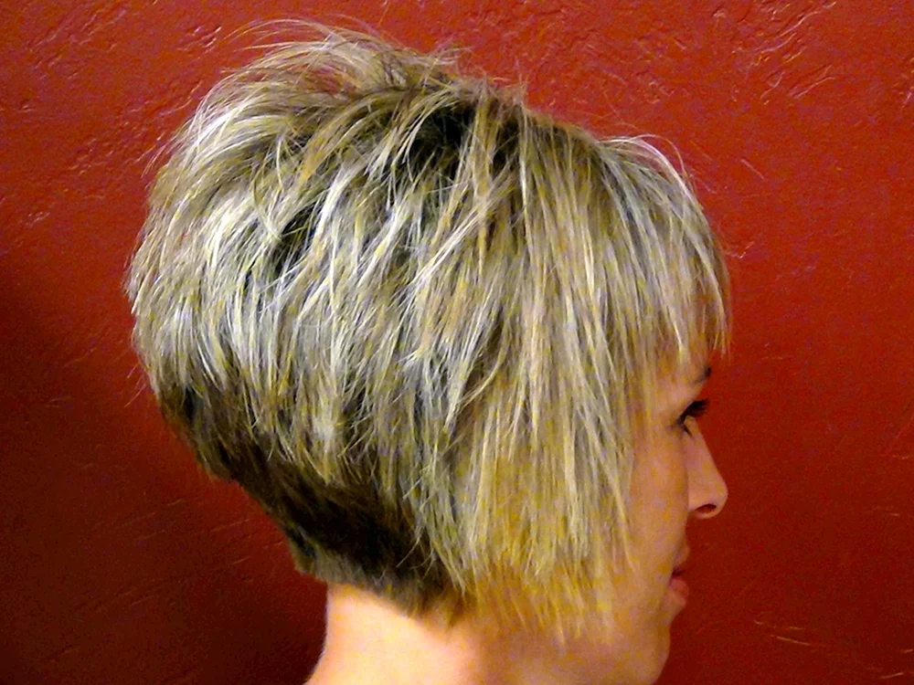 Stufiger Bob Kaskad