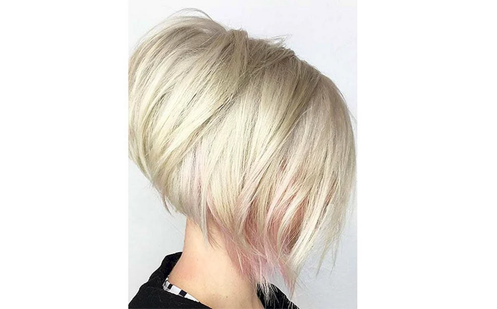 Gradirovannoe Bobo Haarschnitt mit Asymmetrie Unordentlicher Bob Kaskade