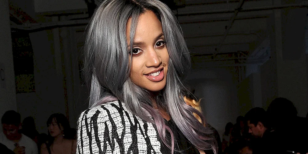 Michelle Olvera mit grauen Haaren