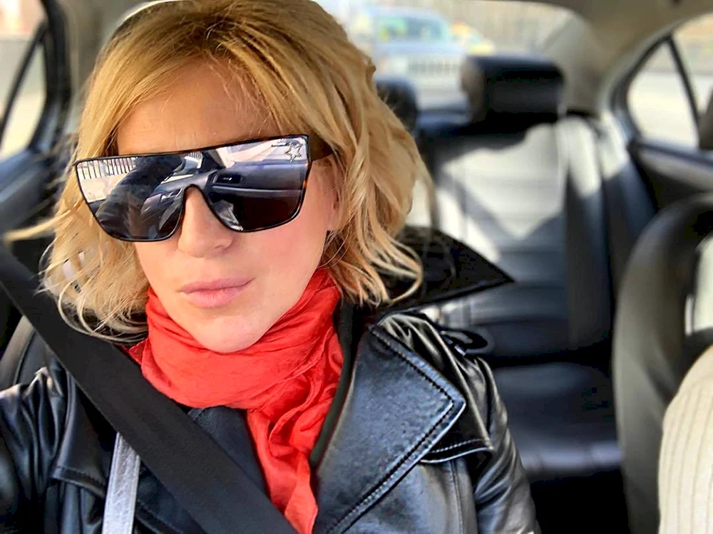 Irina Grineva Schauspielerin mit kurzen Haaren